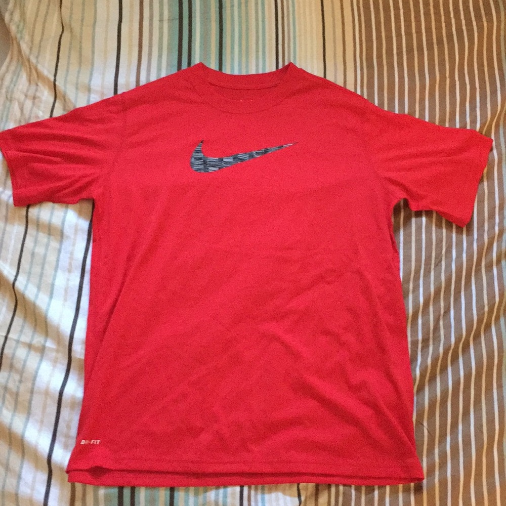 New Nike t shirt red dri-fit boys xl